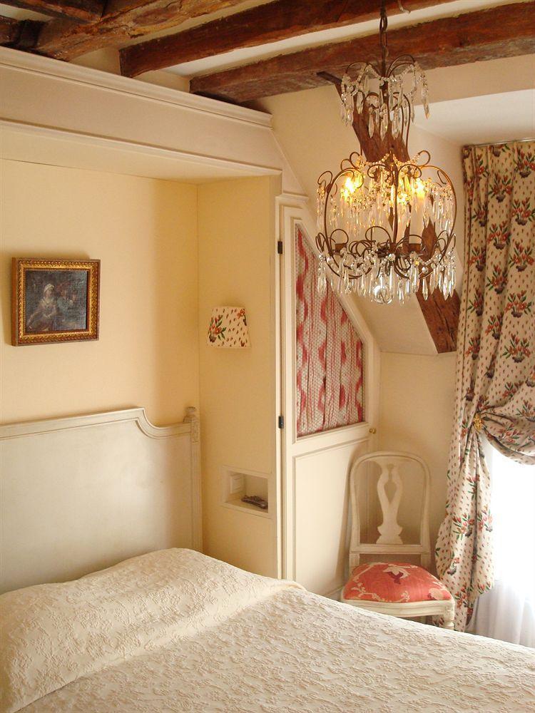 Caron De Beaumarchais Hotel