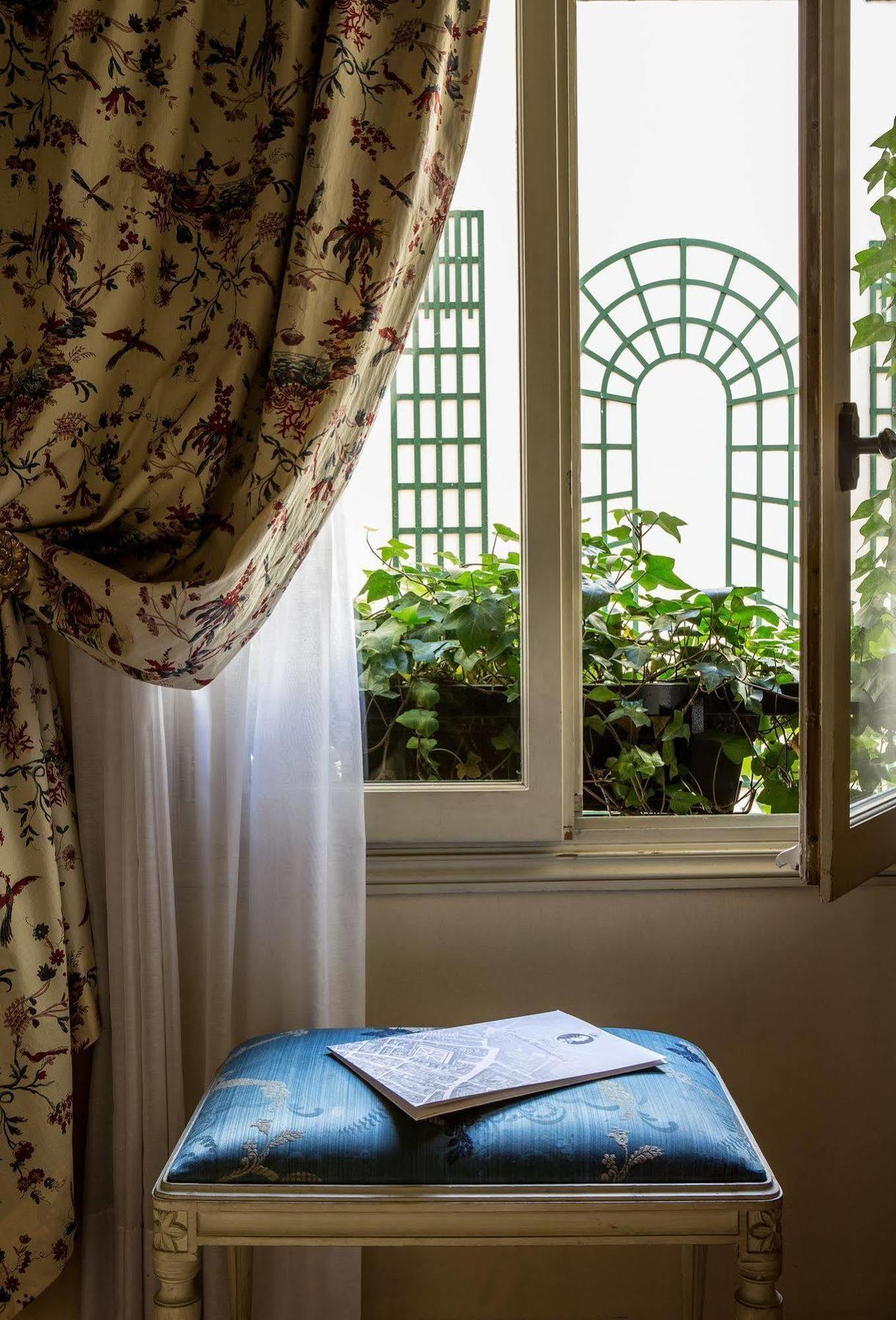 Caron De Beaumarchais 3*